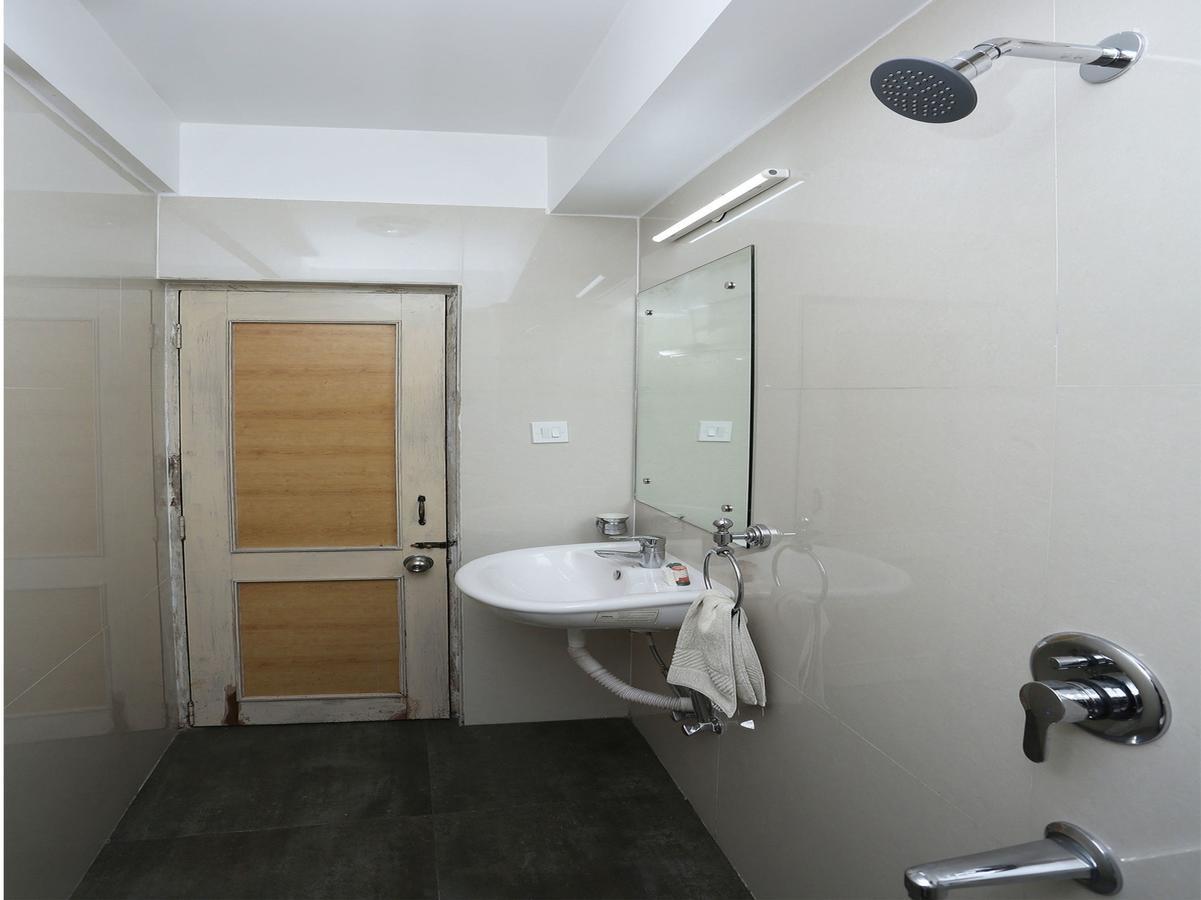 Hotel Amrit Regency Гувахати Экстерьер фото