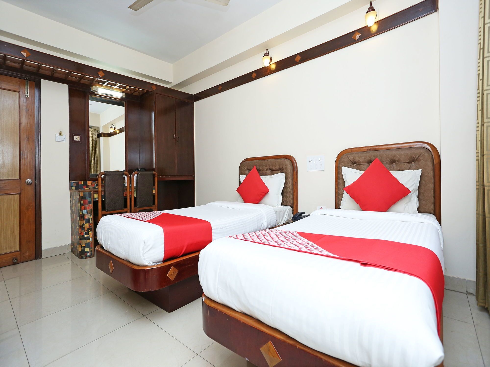 Hotel Amrit Regency Гувахати Экстерьер фото
