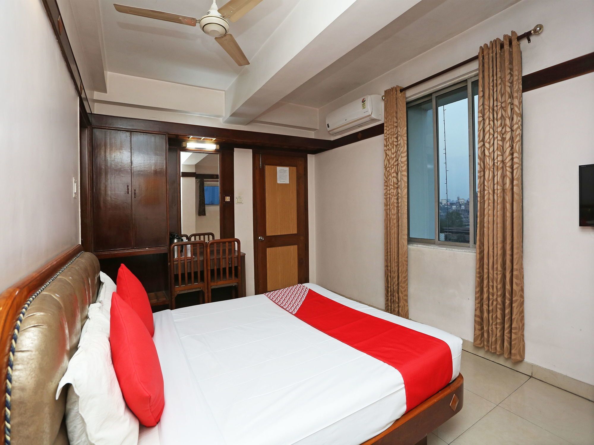 Hotel Amrit Regency Гувахати Экстерьер фото